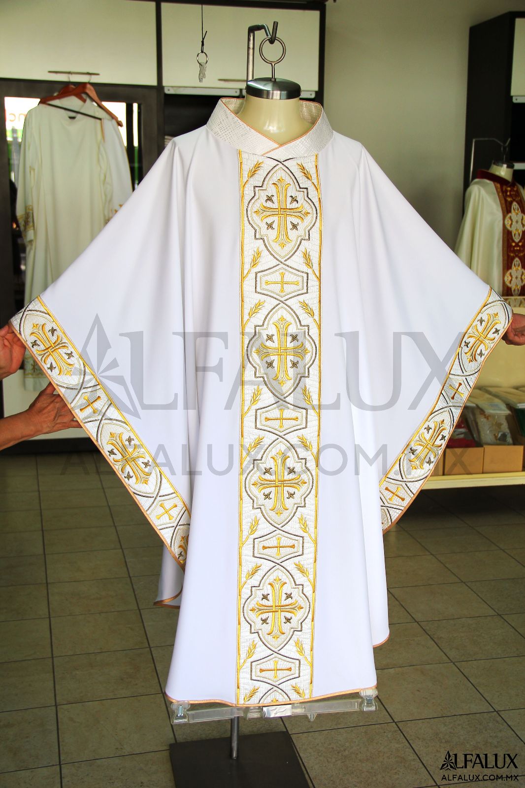 04 IMPERIAL Casulla Alfalux Blanco brocado Laterales 371IMG 2372